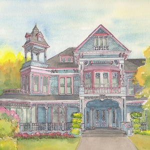 Puede incluir: Pintura a la acuarela de una casa de estilo victoriano con revestimiento azul, molduras rosas y un tejado gris oscuro. La casa tiene un porche envolvente, una torre y m&uacute;ltiples ventanas. El follaje verde y amarillo rodea la casa.