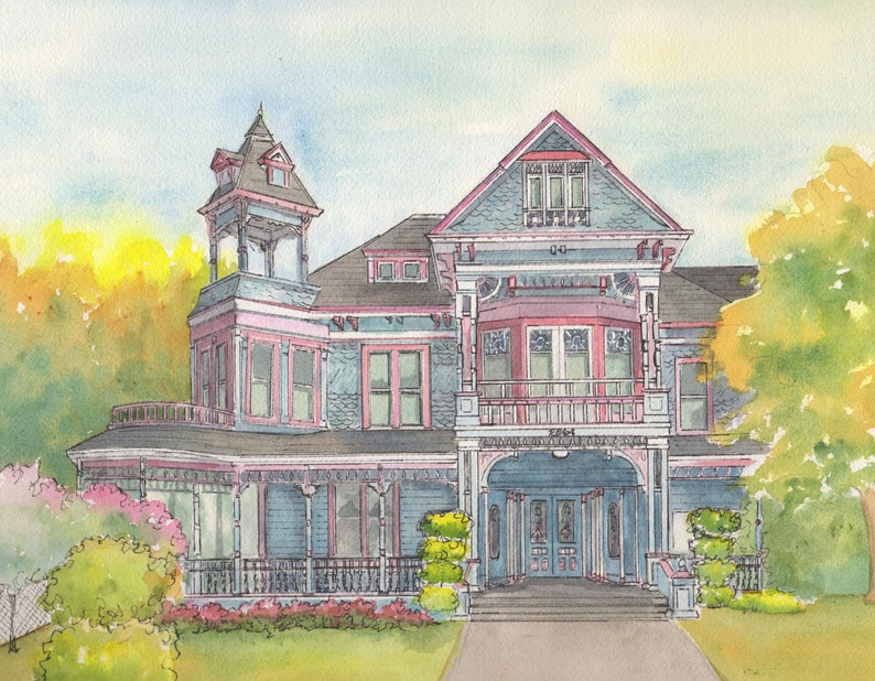 Puede incluir: Pintura a la acuarela de una casa de estilo victoriano con revestimiento azul, molduras rosas y un tejado gris oscuro. La casa tiene un porche envolvente, una torre y m&uacute;ltiples ventanas. El follaje verde y amarillo rodea la casa.