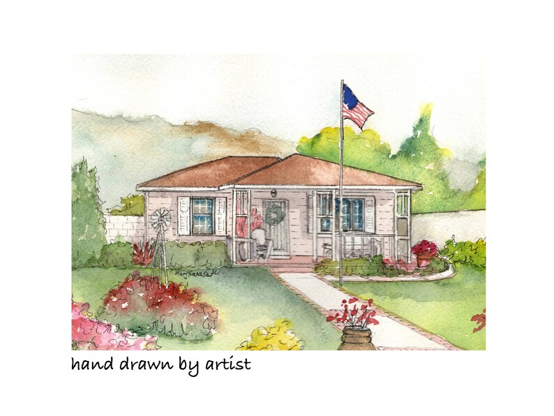 Puede incluir: Acuarela de una casa con tejado marr&oacute;n, revestimiento blanco y una bandera estadounidense. El jard&iacute;n presenta un molino de viento, flores y un camino de ladrillos. El texto en la parte inferior dice "hand drawn by artist."