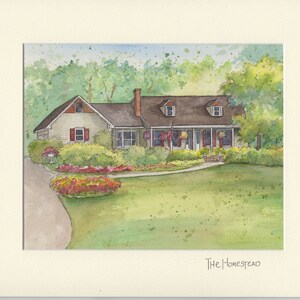 Puede incluir: Pintura a la acuarela de una casa con un c&eacute;sped verde y una entrada curva. La casa tiene un exterior beige claro, contraventanas rojas y un tejado marr&oacute;n. Frondosos &aacute;rboles verdes y flores coloridas rodean la casa. El texto "The Homestead" est&aacute; escrito abajo.