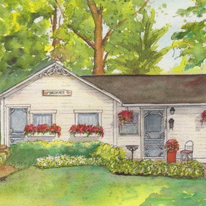Puede incluir: Pintura a la acuarela de una casa blanca con tejado oscuro, rodeada de exuberante vegetaci&oacute;n. Flores rojas florecen en jardineras y cestas colgantes. El letrero sobre la puerta dice "BIRCHCREST". Una silla peque&ntilde;a y una maceta roja est&aacute;n cerca de la puerta.
