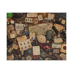 Puede incluir: Un rompecabezas con una escena de detective que incluye un mapa, una lupa, un coche antiguo, una tarjeta de huellas dactilares y varias notas con textos como The Case of the Missing Crown, Daily Gazette, Evidence y Today's Plan.