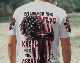 Camiseta de hombre con estampado integral: De pie por la bandera, arrodíllate ante la cruz.