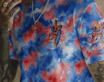 Camiseta de hombre con estampado integral: De pie por la bandera, arrodíllate ante la cruz.