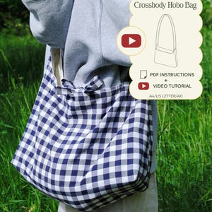 Op de afbeelding: Een marineblauwe en witte gingham hobo tas met een gestrikt schouderbanddetail. De afbeelding bevat de tekst Crossbody Hobo Bag, PDF INSTRUCTIONS + VIDEO TUTORIAL, A4/US LETTER/A0 en NO AI, naast een lijntekening van het tasontwerp.