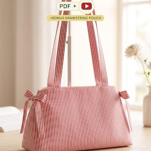 Puede incluir: Un bolso tote con rayas verticales rojas y blancas que cuenta con dos correas largas para el hombro y lazos decorativos en los laterales. La imagen incluye una etiqueta digital que dice PDF + y +BONUS DRAWSTRING POUCH, indicando un patrón.
