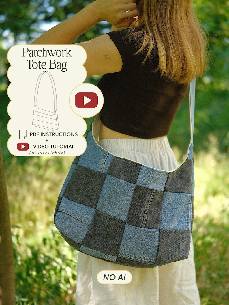 Puede incluir: Un bolso tote de patchwork hecho de cuadrados de mezclilla azul claro y oscuro alternados. El bolso cuenta con una sola correa para el hombro y un compartimento principal grande. El texto en la imagen incluye Patchwork Tote Bag, PDF Instructions, Video Tutorial, A4/US Letter/A0 y NO AI.