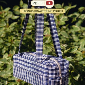 Op de afbeelding: Een rechthoekige tas van marineblauw en wit geruite stof met twee lange schouderbanden en een ritssluiting aan de bovenkant. De tas heeft een lichtgekleurde rits en tekstoverlays met de tekst PDF + en +BONUS DRAWSTRING POUCH.
