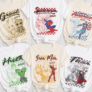 Pu&ograve; includere: Sei magliette a maniche corte con personaggi Marvel. Le magliette mostrano Groot, Spiderman, Captain America, Hulk, Iron Man e Thor con i rispettivi nomi, anni e motivi a scacchi in vari colori stampati sulla parte anteriore.