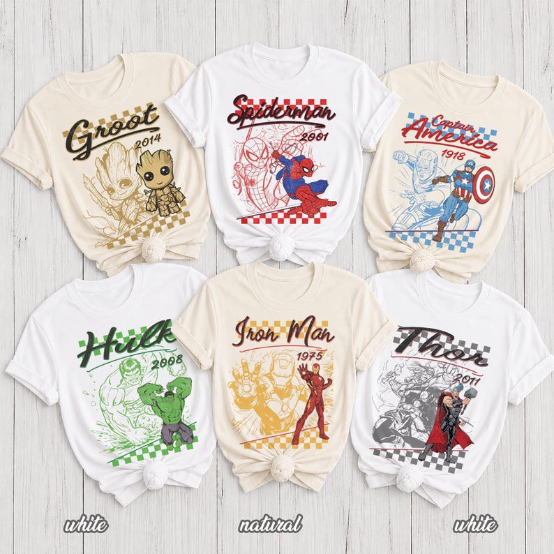 Pu&ograve; includere: Sei magliette a maniche corte con personaggi Marvel. Le magliette mostrano Groot, Spiderman, Captain America, Hulk, Iron Man e Thor con i rispettivi nomi, anni e motivi a scacchi in vari colori stampati sulla parte anteriore.