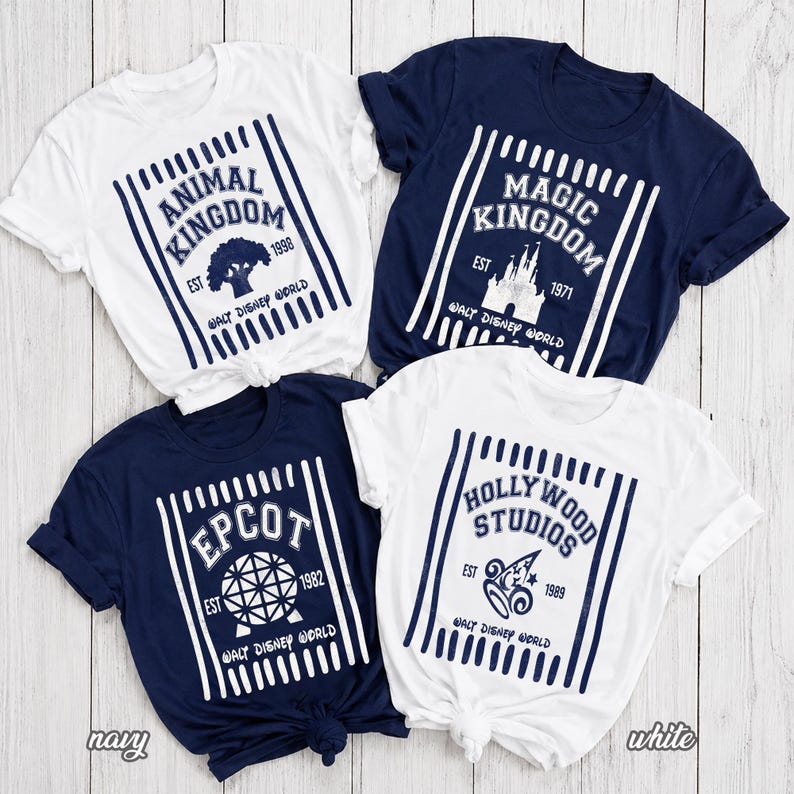 Pu&ograve; includere: Quattro magliette a maniche corte con girocollo in blu navy e bianco. Ogni maglietta presenta una grafica a righe verticali con i nomi dei parchi Walt Disney World: Animal Kingdom, Magic Kingdom, Epcot e Hollywood Studios.