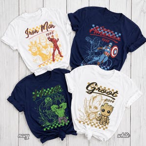 Pu&ograve; includere: Quattro magliette a maniche corte con personaggi Marvel. Una maglietta bianca con Iron Man, una blu navy con Capitan America, una blu navy con Hulk e una bianca con Groot. Ogni maglietta mostra il nome del personaggio, un anno e un motivo a scacchi.