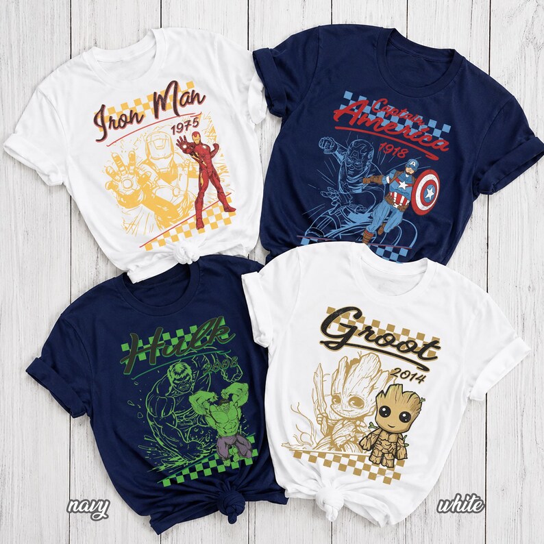 Pu&ograve; includere: Quattro magliette a maniche corte con personaggi Marvel. Una maglietta bianca con Iron Man, una blu navy con Capitan America, una blu navy con Hulk e una bianca con Groot. Ogni maglietta mostra il nome del personaggio, un anno e un motivo a scacchi.