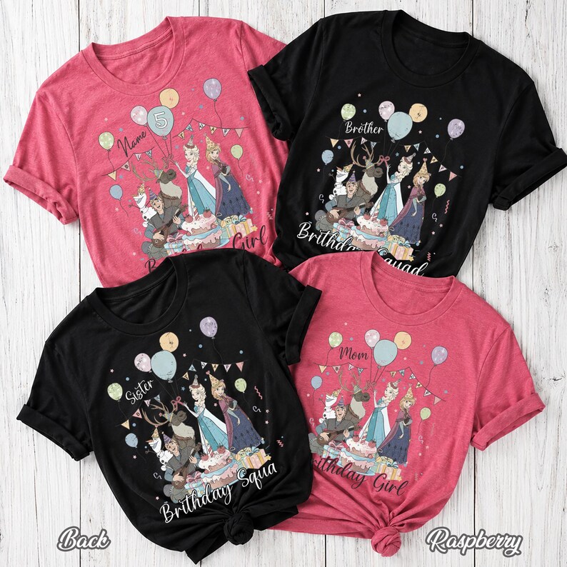 Op de afbeelding: Vier T-shirts met korte mouwen in framboos en zwart, elk met een grafische print van geanimeerde figuren, ballonnen en een verjaardagstaart. De tekst op de shirts bevat woorden zoals Name, Birthday Girl, Brother, Sister en Mom.