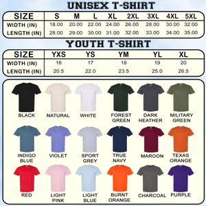 Pu&ograve; includere: Una tabella delle taglie per t-shirt unisex e per giovani con misure di larghezza e lunghezza in pollici, seguita da una griglia di diciotto t-shirt a maniche corte in vari colori tra cui nero, naturale, bianco, verde, blu, viola, arancione e rosso.