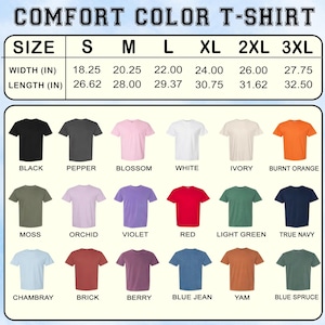Pu&ograve; includere: Una tabella delle taglie per t-shirt Comfort Color che mostra larghezze e lunghezze in pollici per le taglie dalla S alla 3XL. Sotto la tabella ci sono diciotto t-shirt di vari colori etichettate come black, pepper, blossom, white, ivory, burnt orange, moss, orchid, violet, red, light green, true navy, chambray, brick, berry, blue jean, yam e blue spruce.