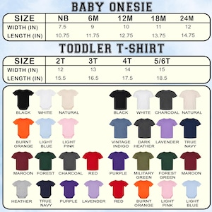 Pu&ograve; includere: Una tabella di taglie e colori per body da neonato e t-shirt per bambini piccoli. La tabella mostra le misure di larghezza e lunghezza in pollici per le taglie da NB a 24M e da 2T a 5/6T, con una griglia di icone di capi colorati e etichette.