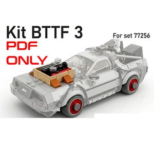 Peut inclure: Un modèle de voiture de sport en briques de construction grises avec des moyeux de roue rouges et une boîte beige sur le capot. Le texte Kit BTTF 3 PDF ONLY et For set 77256 est visible. La voiture a un pare-brise transparent et un petit personnage.