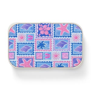 Peut inclure: Une boîte à déjeuner rectangulaire avec un motif répétitif de carrés style timbre-poste. Le design comprend des illustrations de fleurs d'hibiscus roses, d'étoiles de mer roses, de palmiers bleus, de coquillages violets, de soleils roses, de voiliers et de tongs sur un fond bleu.