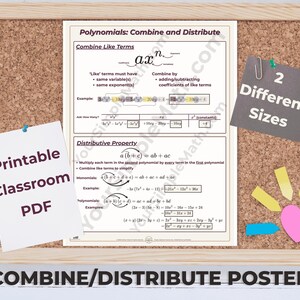 Op de afbeelding: Een kurkbord met houten frame toont een wiskundeposter over het combineren en distribueren van polynomen. De poster bevat formules en voorbeelden, met de tekst "Combine/Distribute Poster". Extra notities luiden "2 Different Sizes" en "Printable Classroom PDF".