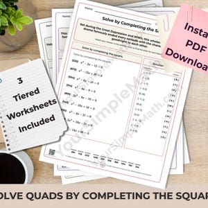 Può includere: Un set di fogli di lavoro di matematica stampati intitolati Solve by Completing the Square, con equazioni quadratiche e una banca delle soluzioni. Un post-it rosa riporta Instant PDF Download e un blocco note 3 Tiered Worksheets Included.