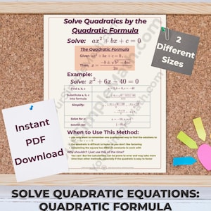 以下が含まれることがあります： コルクボードに「Solve Quadratics by the Quadratic Formula」と書かれた数学の学習ポスターが掲示されています。灰色のメモには「2 Different Sizes」、白いメモには「Instant PDF Download」とあり、カラフルな付箋とピンクのハートが添えられています。