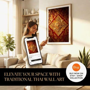 Può includere: Una stampa d'arte da parete incorniciata con un intricato motivo floreale dorato e rosso appesa a una parete. Uno smartphone mostra la stessa opera su una pagina prodotto Etsy. Il testo sull'immagine recita: ELEVATE YOUR SPACE WITH TRADITIONAL THAI WALL ART.