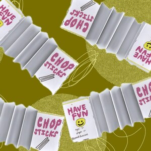 Könnte beinhalten: Vier weiße, ziehharmonikaartig gefaltete Spielkarten mit der Aufschrift Chop Sticks in rosa Text und einem gelben Smiley-Symbol. Jede Karte enthält den Text Have Fun, den Handle @peachfuzzies sowie Angaben zu ages 5+ und players 2+.
