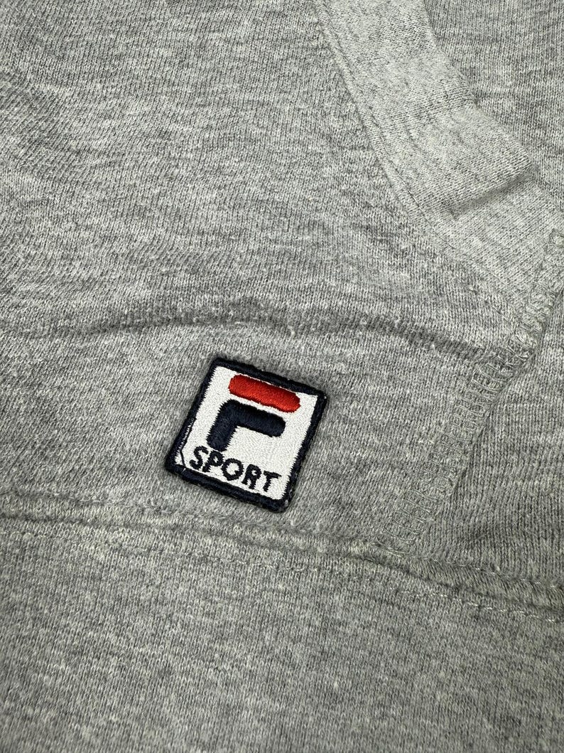 Sudadera Fila Sport gris de cuello redondo con bolsillo delantero, talla XL. imagen 3