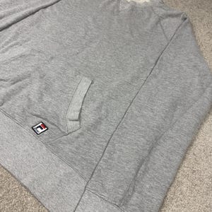 Sudadera Fila Sport gris de cuello redondo con bolsillo delantero, talla XL. imagen 2