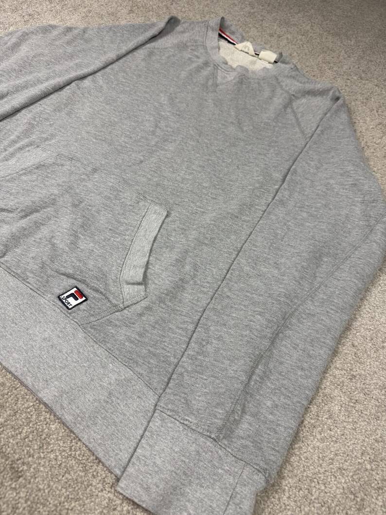 Sudadera Fila Sport gris de cuello redondo con bolsillo delantero, talla XL. imagen 2