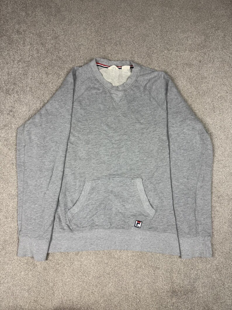 Sudadera Fila Sport gris de cuello redondo con bolsillo delantero, talla XL. imagen 1