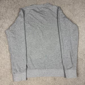 Sudadera Fila Sport gris de cuello redondo con bolsillo delantero, talla XL. imagen 4