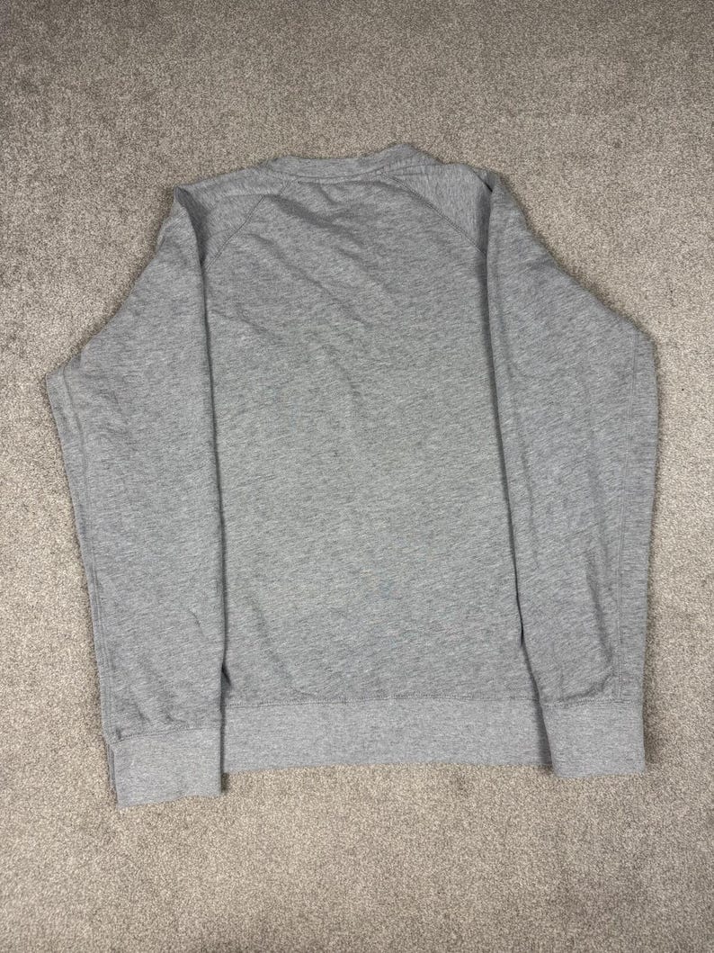 Sudadera Fila Sport gris de cuello redondo con bolsillo delantero, talla XL. imagen 4