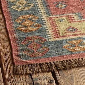 Indian Kilim Dhurrie Rug, Bohemian Flower Design in Wool and Jute