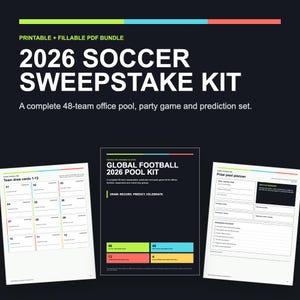 Op de afbeelding: Een printbare en invulbare 2026 voetbal sweepstake kit PDF-bundel met een 48-teams kantoorpoule, partygame en voorspellingsset. De documenten bevatten team-trekkingkaarten, een omslag en een prijzenpotplanner met diverse checklists.