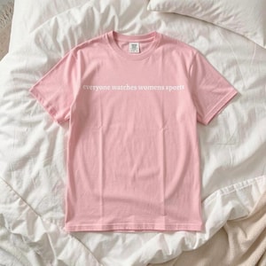 iedereen kijkt naar sport-T-shirt voor dames | Dames Sports Silhouette Feminism PWHL WNBA NWSL-T-shirt afbeelding 1