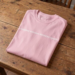 iedereen kijkt naar sport-T-shirt voor dames | Dames Sports Silhouette Feminism PWHL WNBA NWSL-T-shirt afbeelding 3