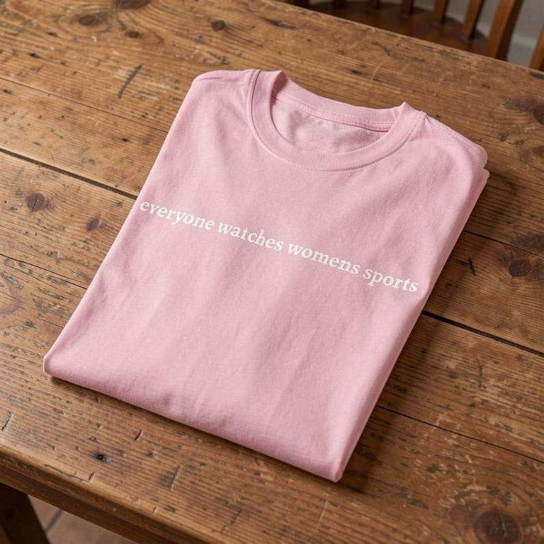 iedereen kijkt naar sport-T-shirt voor dames | Dames Sports Silhouette Feminism PWHL WNBA NWSL-T-shirt afbeelding 3