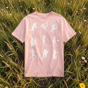iedereen kijkt naar sport-T-shirt voor dames | Dames Sports Silhouette Feminism PWHL WNBA NWSL-T-shirt afbeelding 2