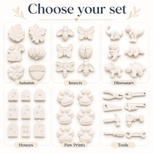 Può includere: Una collezione di sei set di forme modellate color bianco sporco con la scritta Choose your set, che include Autumn, Insects, Dinosaurs, Houses, Paw Prints e Tools. Ogni set contiene varie piccole figure in rilievo, tra cui foglie, animali, insetti, case e utensili.