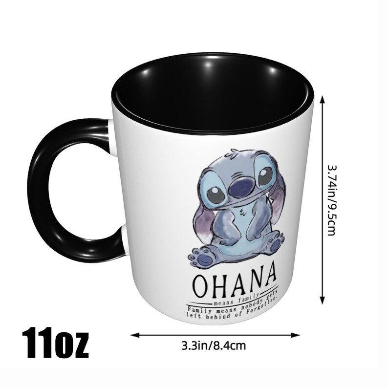 K&ouml;nnte beinhalten: Ein wei&szlig;er Keramikbecher mit schwarzem Innenraum und Henkel, verziert mit einer blauen Alien-Figur und dem Text OHANA means family. Family means nobody gets left behind or forgotten. Er ist 9,5 cm hoch und 8,4 cm breit.