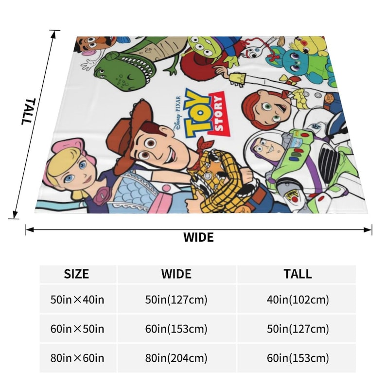 Może przedstawiać: Biały koc z kolorową grafiką Toy Story przedstawiającą postacie takie jak Woody, Buzz Astral, Jessie i Pastereczka. Pod kocem znajduje się tabela rozmiar&oacute;w z wymiarami w calach i centymetrach dla opcji 50x40, 60x50 oraz 80x60 cali.