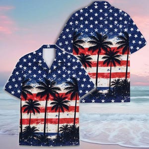 Könnte beinhalten: Ein kurzärmeliges Hemd mit Knopfleiste und einem patriotischen Design, das oben ein blaues Feld mit weißen Sternen und darunter horizontale rote und weiße Streifen zeigt. Das Hemd ist mit schwarzen Palmensilhouetten bedruckt.
