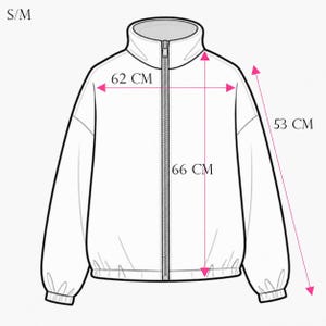 Puede incluir: Un dibujo lineal blanco de una chaqueta con cremallera, cuello alto y pu&ntilde;os el&aacute;sticos. El texto S/M es visible. Flechas rosas indican medidas de 62 cm de ancho, 66 cm de largo y 53 cm para la longitud de la manga desde la costura del cuello.