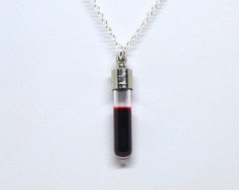 Flacon de tube en verre de faux sang rouge et pendentif collier en argent sur chaîne en argent sterling - Vampire, Goth, Halloween memento mori, steampunk, punk