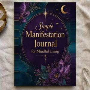 Può includere: Un diario rettangolare con una copertina viola scuro e verde acqua con accenti in lamina d'oro. Il testo recita Simple Manifestation Journal for Mindful Living. Il design include illustrazioni di fiori viola, cristalli, stelle e una luna crescente.