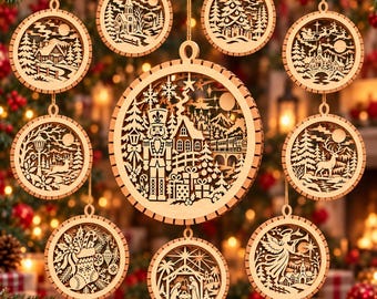 Op de afbeelding: Een verzameling van negen ronde houten ornamenten met gedetailleerde lasergesneden ontwerpen van kersttaferelen, waaronder een notenkraker, een kerststal, een rendier, een kerstsok, een kerk, een trein en een arrenslee, opgehangen aan dunne koordjes.