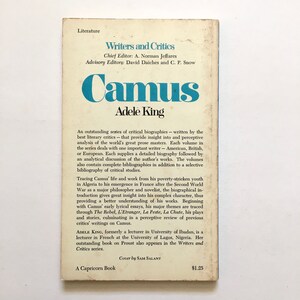 Może przedstawiać: Okładka starej książki w miękkiej oprawie z niebieskim tłem i białym tekstem. Tytuł to "Camus" dużymi, pogrubionymi, białymi literami. Autorem jest "Adele King" mniejszymi białymi literami. Książka jest częścią serii o nazwie "Writers and Critics".