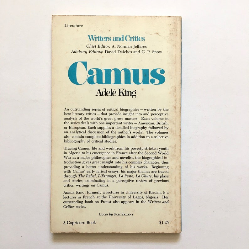 Może przedstawiać: Okładka starej książki w miękkiej oprawie z niebieskim tłem i białym tekstem. Tytuł to "Camus" dużymi, pogrubionymi, białymi literami. Autorem jest "Adele King" mniejszymi białymi literami. Książka jest częścią serii o nazwie "Writers and Critics".